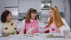 Jouer Un quatuor du club de lecture studieux partage la chatte et la bite d'une fille ringard