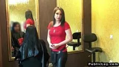 Abspielen Rumänin, die bei einem Friseur arbeitet, wird von einem Römer gefickt und gibt ihr Geld