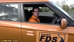 تشغيل سائقة تاكسي أجرة تشيكية شقراء تعطي اللسان مشبع بالبخار لراكبها قبل ممارسة الجنس في السيارة البرية