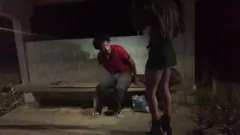 Reproducir Un vagabundo afortunado juega con el gran culo sabroso de la puta en la carretera