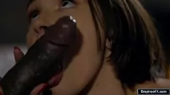 Afspelen Natalie Porkman, de brunette pornoster, wordt hard geneukt door haar zwarte klasgenoot in een intense interraciale seksscène