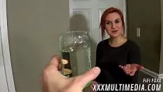 Reproducir Él pone algo en su bebida que le da a su chef sexual y luego la folla