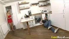 Reproducir Ver películas porno con fontanero da mamada después de resolver el problema