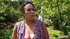 Reproducir Pareja urbana teniendo sexo en el jardín con una mujer madura