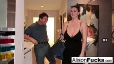 Reproducir Amiga Alison Tyler invitada a una fiesta sexual