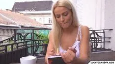 Abspielen Er gibt Opa Viagra für Pussy-Sex