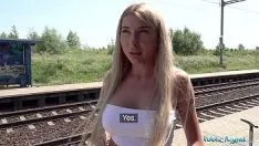 Seks in het treinstation met mooie blonde