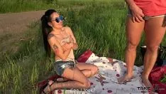 Redare Bruneta singura pe camp convinsa de barbat fudul sa faca sex