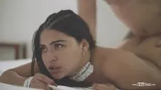 Reproducir morena follada cuando se sienta en su vientre
