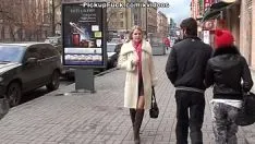 Odtwórz Turyści wiszą i ruchają się w publicznej toalecie