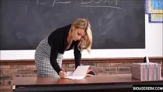 Abspielen Appetitliche und provokative Lehrertitten