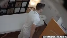 Jouer Le piace il massaggio erotico con sesso ed eiaculazione sul seno