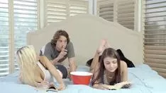 Reproduzir Ele começa a foder duas garotas perfeitas