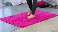 Reproducir Yoga y masaje erótico con mamada ofrecida al padrastro