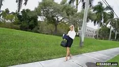 Reproduzir A loira busker faz sexo no carro