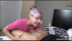 Reproducir inocente mujer madura hace peliculas porno en 2020 con su hijo