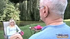 Reproduzir Sexo apaixonado durante a massagem. Ela enfia os dedos e a língua na bunda