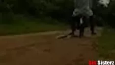 Afspelen Zijn moeder raadt hem aan zijn broek uit te doen om de pik van deze jonge man te pijpen