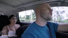 Reproducir Conduce el taxi de su marido pero también se folla a hombres