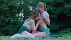 Jouer Des filles folles se filment se léchant la chatte