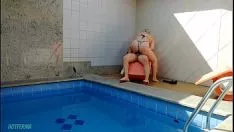 Jouer Mon voisin veut toucher ma bite dans la piscine
