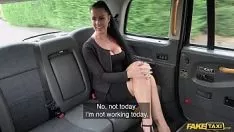 Jouer Porno avec des mamans sexy dans un faux taxi
