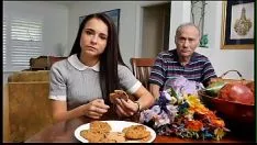 Jouer En cuisine, il passe quelques minutes avec sa collègue et lui enlève son pantalon pour