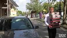Oynat Onu saçlarından yakalıyor ve bu genç sarışını çok yoğun bir şekilde ağzına sikiyor ve ardından