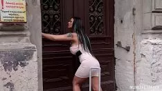 تشغيل زوجة تبلغ من العمر 40 عامًا تنزعج من أن زوجها لا ينظم مارس الجنس من قبل اثنين من الفلاحين