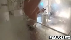 Odtwórz Czas pod prysznicem Leyi Falcon: przygoda z solową masturbacją