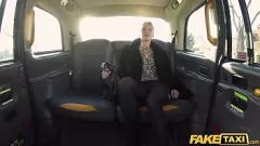 Redare MILF blondă britanică schimbă magazine pentru o plimbare hardcore într-un taxi fals