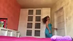 تشغيل يتم تصوير قطعة القماش التي تجعل دردشة الفيديو باستخدام أجهزة هزاز