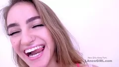 Odtwórz Blond nastolatka castingowa porno na kanapie: Kenzie Madison w zmysłowym przesłuchaniu