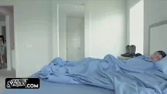تشغيل ابنة الزوجة تضاجع مفاجأة الصباح الباكر مع قضيب أخيها الكبير