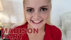 Odtwórz Urocza blondynka Madison Hart szaleje z wielkim kutasem, obciąganiem bez rąk i połykaniem spermy!