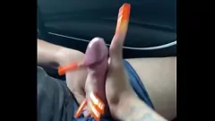 Jouer L'autista arrapato di Uber non può resistere alla figa pelosa e al piercing al capezzolo