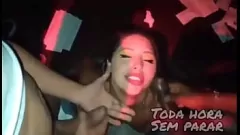 Oynat Curvy May Akemi Birden Fazla Musluklar Alır: Kesintisiz Gangbang Action