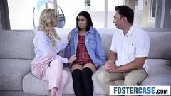 Redare Triplă aburită cu MILF busty și adolescent nubil