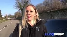 Reproduzir Pendurado por dois turistas na rua e fodido em um lugar isolado