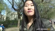 Jouer La lesbica cinese la scopa con un collega dalla Romania