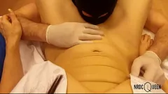 Reproduzir Enfermeira travessa se molhar com luvas e poderes de látex através do orgasmo