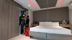 Afspelen Big Bambu verslindt de harde pik van de pizza -bezorger terwijl man weg is