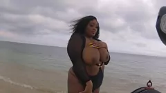 Redare Zeița Ebony zahăr în șuvițe în plajă BTS Shoot by FireHousexxx