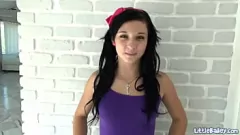 Reproducir Pequeña muñeca morena de la morena Bailey's en solitario y juego de coño