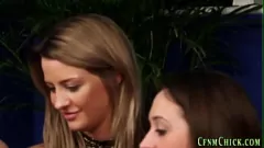 Redare European cfnm handjob fetiș: britanic dommmes gang up on cocoș